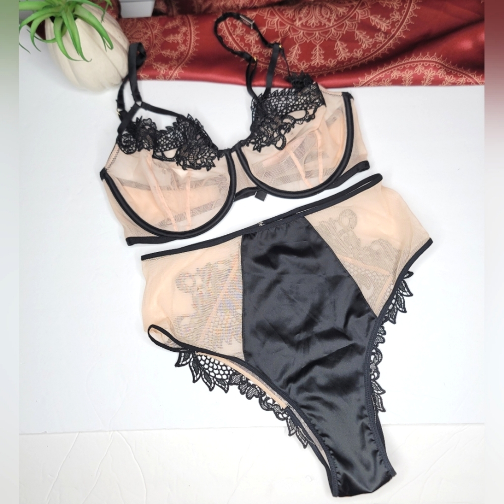 Victoria's Secret Bra and Panty Set Black Dragon Lace 32DD Small NWT